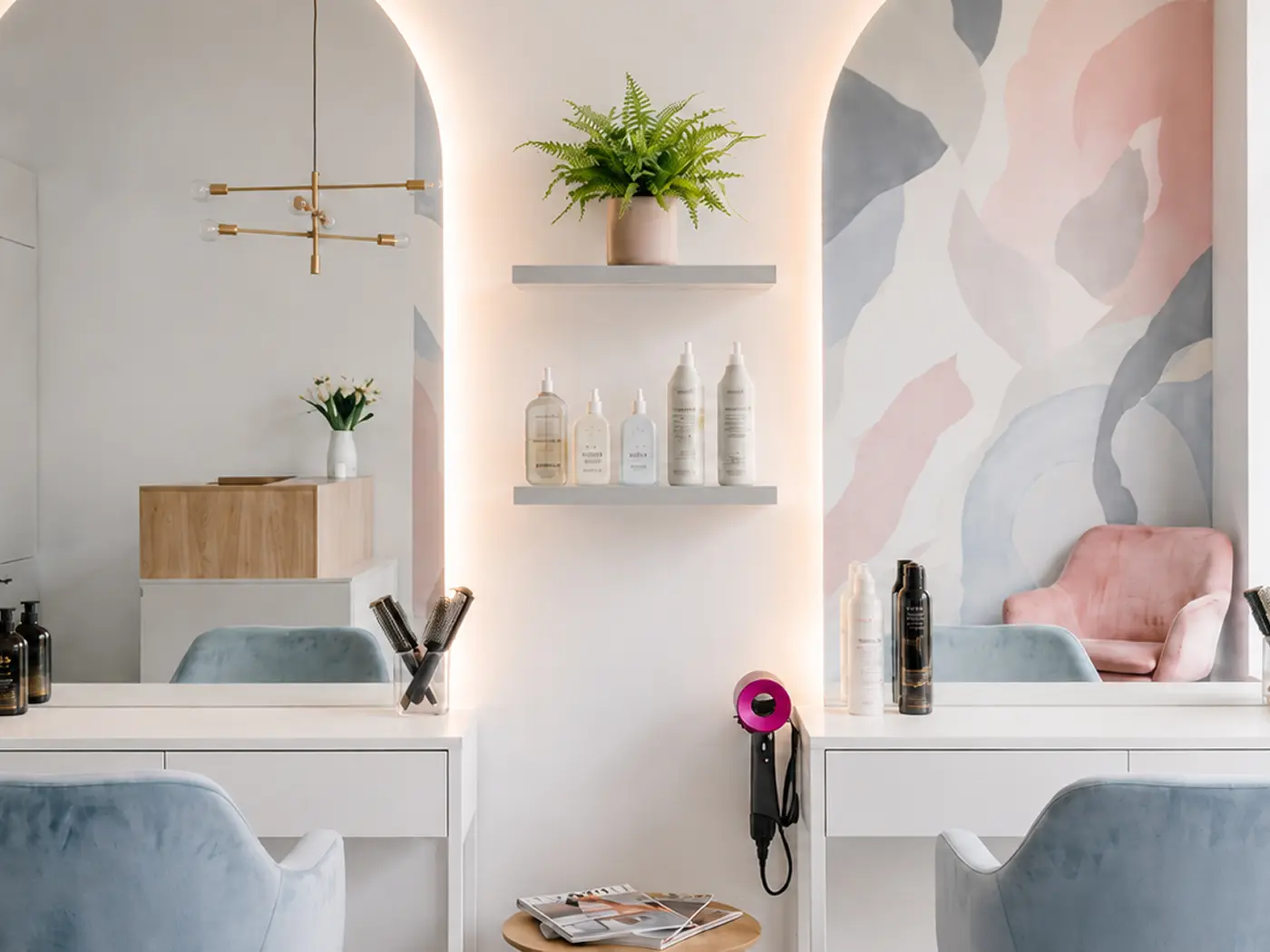 Stanowisko z lustrem i mosiężnym detalem w salonie Refleks
